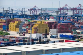 Container hàng hóa được xếp tại cảng ở Nam Kinh, tỉnh Giang Tô, Trung Quốc, ngày 6/5/2022. (Ảnh: THX/TTXVN)