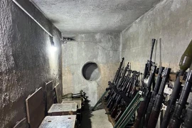 Số vũ khí được cất giấu tại căn hầm số 287/70 Nguyễn Đình Chiểu, Quận 3, Thành phố Hồ Chí Minh. (Ảnh: Hứa Chung/TTXVN)