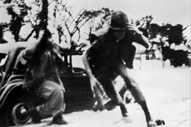 Lính Mỹ gác cửa tòa Đại sứ Mỹ ở Sài Gòn tháo chạy trước cuộc tấn công bất ngờ của biệt động Sài Gòn, đêm 30, rạng sáng 31/1/1968 (đêm mùng 1, rạng sáng mùng 2 Tết). (Ảnh: Tư liệu TTXGP)