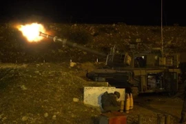 Lực lượng pháo binh Israel đáp trả một vụ pháo kích từ Liban. (Ảnh: TTXVN phát)