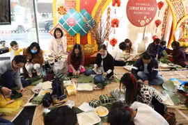 Người Việt tại Anh tham gia cuộc thi gói bánh chưng tại Lễ hội Tết Nguyên đán Nhâm Dần. (Ảnh: Đình Thư/TTXVN)
