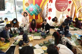 Người Việt tại Anh tham gia cuộc thi gói bánh chưng tại Lễ hội Tết Nguyên đán Nhâm Dần. (Ảnh: Đình Thư/TTXVN)