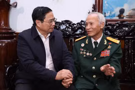 Thủ tướng Phạm Minh Chính thăm anh hùng lực lượng vũ trang nhân dân Đặng Phi Thưởng (76 tuổi). (Ảnh: Dương Giang/TTXVN)