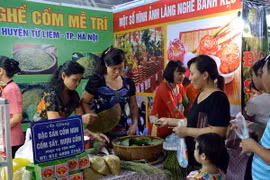 Ngồi nghe “lúa non” kể chuyện quảng bá cho cốm mộc Mễ Trì