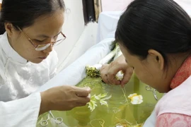 Tranh thêu tay sẽ trở thành sản phẩm du lịch mới của Quảng Ninh