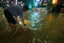 Phú Yên: Triều cường đánh sập, uy hiếp nhiều nhà dân xóm Rớ