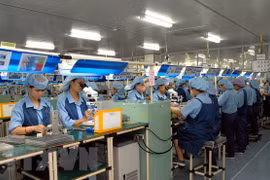 Công nhân sản xuất linh kiện điện tử tại Nhà máy Canon vốn đầu tư của Nhật Bản tại Khu Công nghiệp Phố Nối A. (Ảnh: Phạm Kiên/TTXVN)