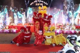 Chương trình nghệ thuật của các cháu thiếu nhi quận Hoàng Mai tại đêm hội. (Ảnh: Trọng Đức/TTXVN)