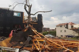 Nhiều ngôi nhà và xe ôtô bị hư hại sau trận lốc xoáy ở khu vực lân cận thủ đô Ottawa. (Nguồn: AFP/TTXVN)
