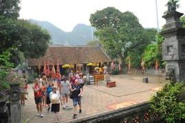 Du khách tham quan đền Vua Đinh Tiên Hoàng. (Ảnh: Minh Đức/TTXVN)