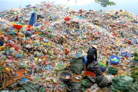 Một bãi thu gom rác thải nhựa để tái chế tại Lào Cai. (Ảnh: Ngọc Hà/TTXVN)
