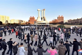 Người dân Triều Tiên tổ chức mừng một sự kiện tại Bình Nhưỡng. (Nguồn: YONHAP/TTXVN)