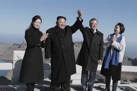 Tổng thống Hàn Quốc Moon Jae-in và phu nhân (phải), nhà lãnh đạo Triều Tiên Kim Jong-un và phu nhân (trái) trong chuyển thăm núi thiêng Paekdu. (Nguồn: Yonhap/TTXVN)