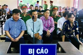 Tòng Thiên Mã (ngồi đầu từ bên trái qua) tại tòa chờ hội đồng xét xử tuyên án. (Ảnh: Thanh Sang/TTXVN)