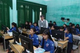 Giờ tin học tại Trường Phổ thông dân tộc nội trú tỉnh Quảng Ngãi. (Ảnh: Quý Trung/TTXVN)