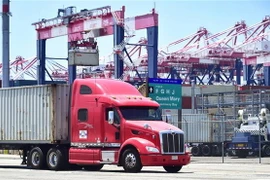 Bốc dỡ hàng hóa tại cảng Long Beach, bang California, Mỹ. (Nguồn: AFP/TTXVN)