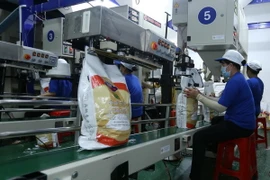 Chế biến gạo xuất khẩu tại nhà máy của Công ty cổ phần nông nghiệp công nghệ cao Trung An (thành phố cần Thơ). (Ảnh: Vũ Sinh/TTXVN)