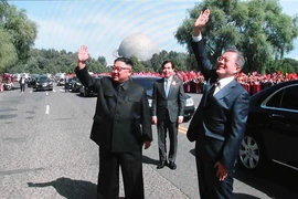 Nhà lãnh đạo Triều Tiên Kim Jong-un (trái) và Tổng thống Hàn Quốc Moon Jae-in (phải) vẫy chào người dân trong lễ đón tại thủ đô Bình Nhưỡng. (Nguồn: Yonhap/TTXVN)