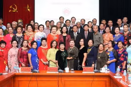 Trưởng Ban Dân vận Trung ương Trương Thị Mai tiếp Đoàn đại biểu cựu giáo viên Kiều bào tại Thái Lan về thăm quê hương. (Ảnh: Nguyễn Dân/TTXVN)