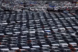 Xe ôtô mới tại một kho bãi gần cảng Richmond, California, Mỹ. (Nguồn: AFP/TTXVN)