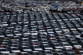 Xe ôtô mới tại một kho bãi gần cảng Richmond, California, Mỹ. (Nguồn: AFP/TTXVN)