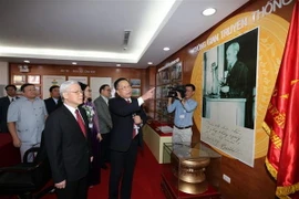 Tổng Bí thư Nguyễn Phú Trọng thăm phòng truyến thống của Học viện Nông nghiệp Việt Nam. (Ảnh: Trí Dũng/TTXVN)