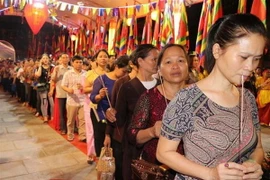 Đông đảo nhân dân địa phương và du khách dâng hương tưởng niệm Anh hùng dân tộc Hưng Đạo Đại Vương Trần Quốc Tuấn. (Ảnh: Mạnh Minh/TTXVN)