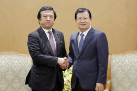 Phó Thủ tướng Trịnh Đình Dũng tiếp ông Fukui Teru, Bộ trưởng phụ trách chính sách đại dương của Nhật Bản, Chánh văn phòng Liên minh Nghị sỹ hữu nghị Việt-Nhật. (Ảnh: Văn Điệp/TTXVN)