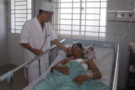 Anh Hoàng Trọng Ngân đã ổn định sức khỏe, ăn uống, tiếp xúc tốt và đang được điều trị phục hồi chức năng. (Ảnh: TTXVN/Vietnam+)