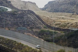 Bức tường biên giới với Mexico tại San Ysidro, California, Mỹ. (Nguồn: AFP/TTXVN)