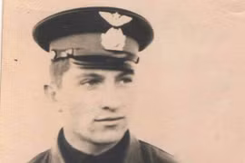 Phi công Yuri Poyakov.