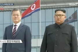 Nhà lãnh đạo Triều Tiên Kim Jong-un (phải) và Tổng thống Hàn Quốc Moon Jae-in tại lễ đón ở sân bay Sunan, Bình Nhưỡng. (Nguồn: Kyodo/TTXVN)