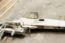 Vật thể nghi là bộ phận của máy bay rơi xuống biển có hình đa giác, cạnh dài nhất 2,9m, cạnh rộng nhất 0,85m, nặng khoảng 200kg, màu trắng sữa có thể là nhôm hoặc inox. (Ảnh: Võ Dung/TTXVN)