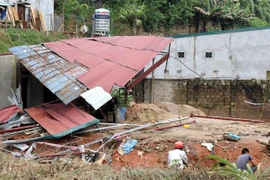 Các hộ dân bị ảnh hưởng do vỡ thân đập bao hồ chứa quặng thải Nhà máy DAP số 2. (Ảnh: Quốc Khánh/TTXVN)