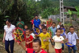 Các em học sinh tại điểm trưởng Tả Phìn rất vui khi được đón Tết trung thu sớm. (Ảnh: Công Tuyên/TTXVN)