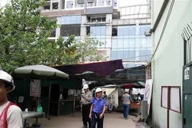 Lực lượng chức năng phong tỏa khu vực xây dựng một tòa nhà ở quận Hai Bà Trưng do hiện tượng rung lắc.(Ảnh: Thanh Tùng/TTXVN)