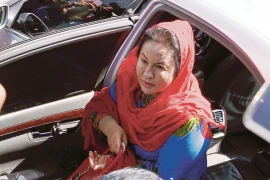 Bà Rosmah Mansor tới văn phòng Ủy ban Chống tham nhũng của Malaysia ở Putrajaya để trả lời thẩm vấn. (Nguồn: AFP/TTXVN)