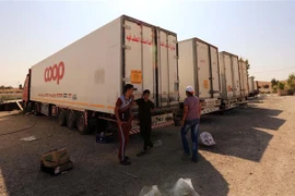 Xe tải chở hàng của Syria đỗ tại Mafraq thuộc Jordan, gần cửa khẩu Nassib giữa Syria và Jordan. (Nguồn: THX/TTXVN)