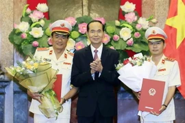 Chủ tịch nước Trần Đại Quang trao Quyết định bổ nhiệm chức vụ Phó Viện trưởng Viện Kiểm sát nhân dân Tối cao cho ông Nguyễn Huy Tiến (bên trái) và ông Nguyễn Văn Quảng (bên phải). (Ảnh: Nhan Sáng/TTXVN)