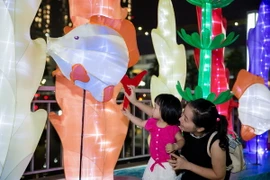 Các trung tâm thương mại Vincom được trang trí rực rỡ, thu hút nhiều gia đình và các em nhỏ.