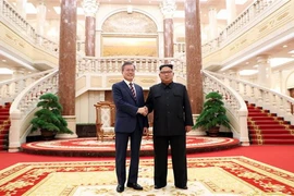 Tổng thống Hàn Quốc Moon Jae-in (trái) và nhà lãnh đạo Triều Tiên Kim Jong-un (phải) tại cuộc gặp ở Bình Nhưỡng. (Nguồn: THX/TTXVN)