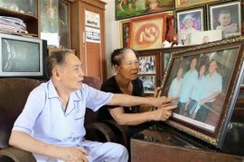 Thầy giáo Lê Kim Toàn, nguyên là thầy giáo chủ nhiệm lớp Chủ tịch nước Trần Đại Quang tại trường Trung học phổ thông Kim Sơn B, bồi hồi ôn lại những kỷ niệm cùng Chủ tịch nước. (Ảnh: Ninh Đức Phương/TTXVN)