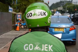 Lái xe của hãng Go-Jek chờ khách trên đường phố tại Jakarta, Indonesia. (Nguồn: AFP/TTXVN)