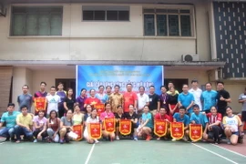 Đại sứ Lê Quý Quỳnh cùng các vận động viên. (Ảnh: Hoàng Nhương/Vietnam+)