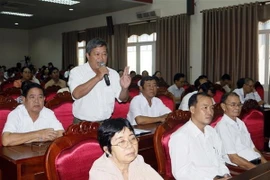 Cử tri phường 8, phường 9, thành phố Vĩnh Long nêu ý kiến trong một buổi tiếp xúc cử tri. (Ảnh: Phạm Minh Tuấn/TTXVN)