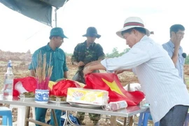 Đội Quy tập hài cốt liệt sỹ 584 đang quy tập, cất bốc các hài cốt liệt sỹ. (Ảnh: Thanh Thủy/TTXVN)