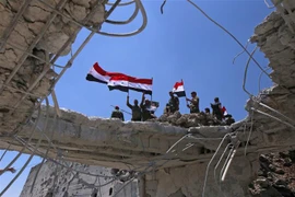 Binh sỹ Chính phủ Syria làm nhiệm vụ tại thành phố Quneitra. (Nguồn: AFP/TTXVN)