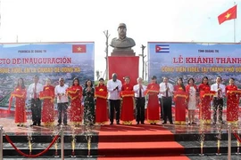 Các đại biểu cắt băng khánh thành Công viên Fidel Castro. (Ảnh: Thanh Tùng/TTXVN)