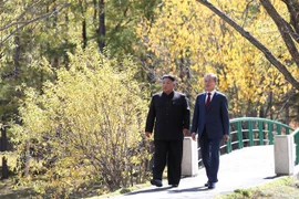 Nhà lãnh đạo Triều Tiên Kim Jong-un (trái) và Tổng thống Hàn Quốc Moon Jae-in (phải) trong chuyến thăm Núi Paektu, Triều Tiên. (Nguồn: AFP/TTXVN)