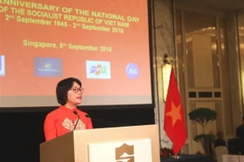 Đại sứ Việt Nam tại Singapore Tào Thị Thanh Hương phát biểu tại buổi lễ. (Ảnh: Xuân Vịnh/TTXVN)